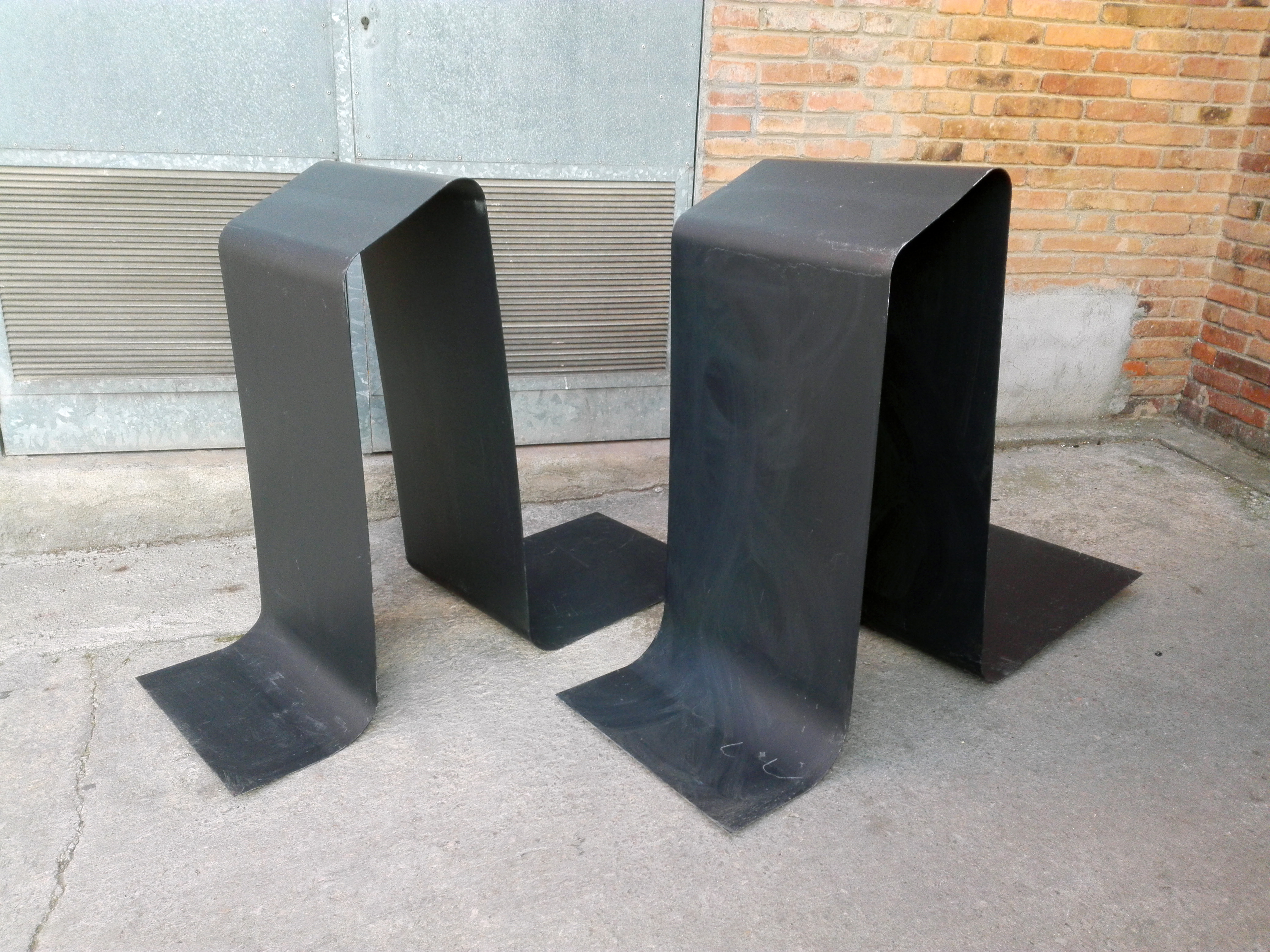 atril escultura metal curvado gris antracita 107-108x55x126 2u